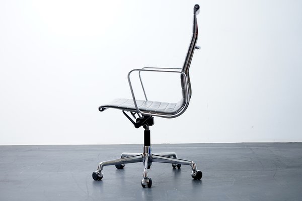 Mid Century Model EA 119 Swivel Chair by Charles Ray Eames for