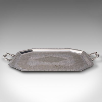 Vassoio da portata placcato in argento realizzato nel Regno Unito con speciale finitura resistente allossidazione che non ha bisogno di lucidatura dellargento. 
