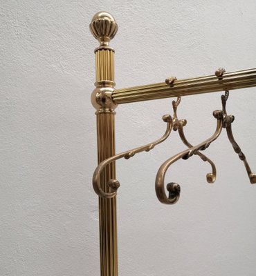 Vintage shop clothes rail 2025