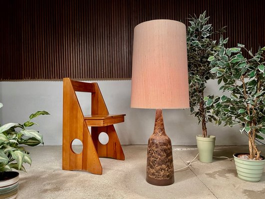 Lampada da tavolo grande in ceramica con paralume in seta, Germania, anni  '60 in vendita su Pamono