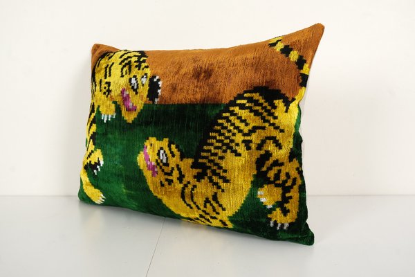 https://cdn20.pamono.com/p/g/1/2/1209378_8qmwawt55d/handwoven-silk-velvet-tiger-pillow-cover-2.jpg