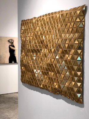 Scultura da parete moderna dorata in legno intagliato, 2021 in vendita su  Pamono