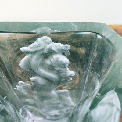 https://cdn20.pamono.com/p/g/1/2/1218817_48bb7fpgox/vase-art-deco-en-verre-alexandrite-vert-bleu-avec-figure-feminine-italie-1900s-8.jpg