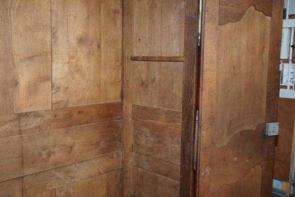 Armoire portes sculptées, époque 18 eme siècle