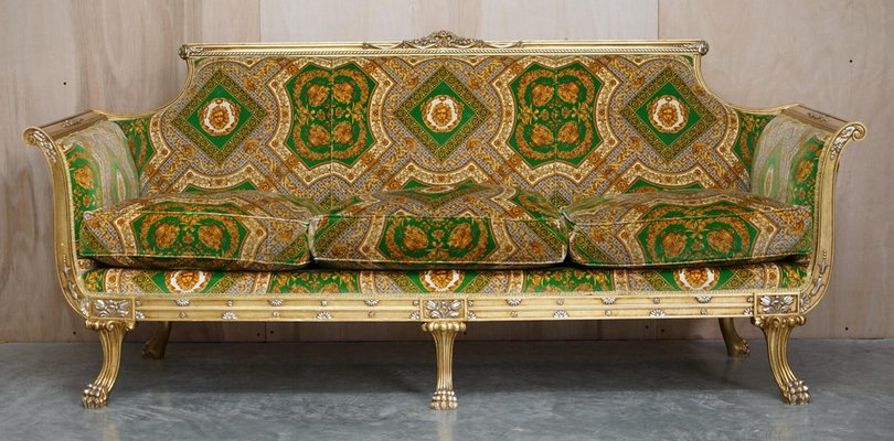 Sofá y butacas Versace italianos de terciopelo de seda y madera dorada.  Juego de 3 en venta en Pamono