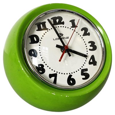 Orologio sferico Mid-Century in plastica verde di Lorenz, Italia, anni '60  in vendita su Pamono