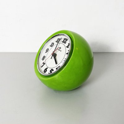 Orologio sferico Mid-Century in plastica verde di Lorenz, Italia, anni '60  in vendita su Pamono