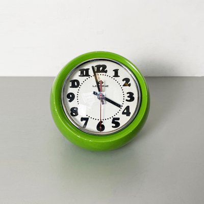 Orologio sferico Mid-Century in plastica verde di Lorenz, Italia, anni '60  in vendita su Pamono