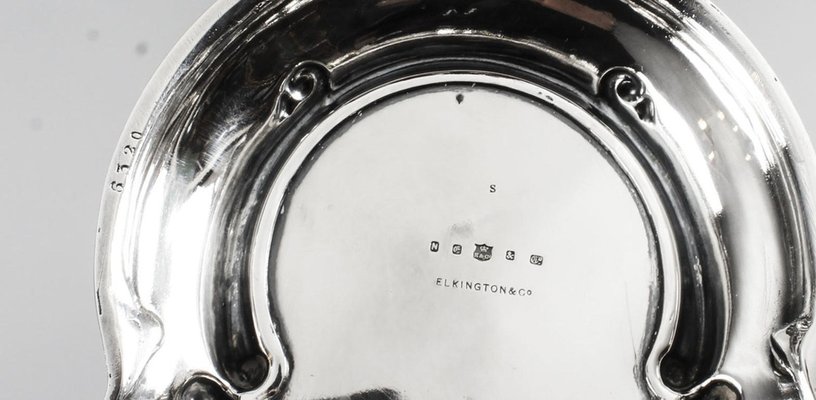 https://cdn20.pamono.com/p/g/1/2/1258869_2ygvayouvi/sheffield-silver-plate-decanter-stand-tantalus-19th-century-set-of-4-15.jpg