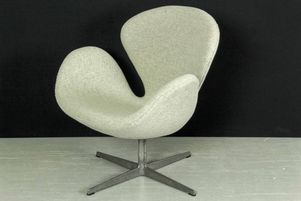 Swan Chair By Arne Jacobsen For Fritz, Swan Chair Leather Replica