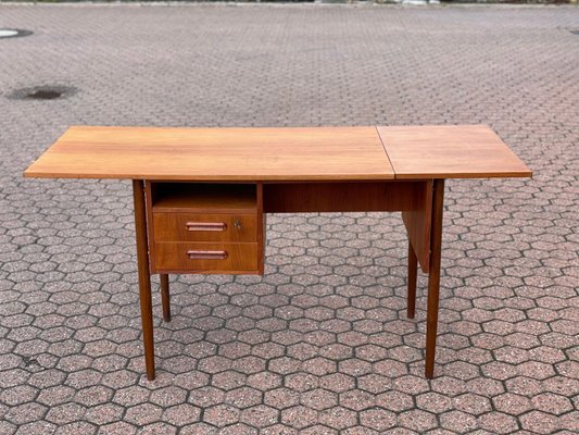 Kleiner italienischer Mid-Century Schreibtisch aus Metall & Holz, 1960er  bei Pamono kaufen