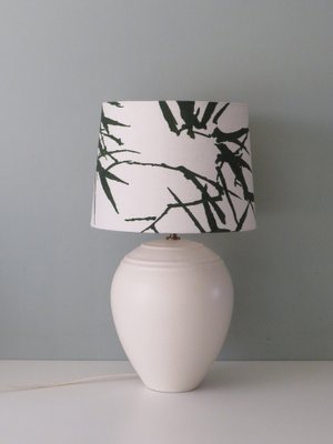 Tischlampe aus cremefarbener Keramik mit einem New Custom Lampenschirm von Kostka bei Pamono kaufen