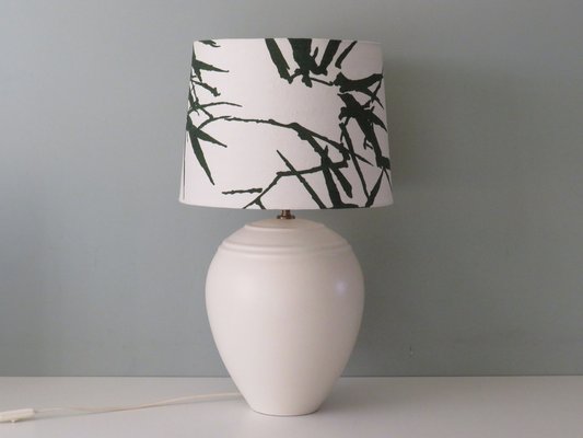 Lámpara de mesa de cerámica en crema con una nueva pantalla personalizada de Kostka venta