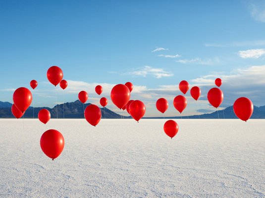 Andy Ryan, Gruppo di palloncini rossi sulle saline, Fotografia