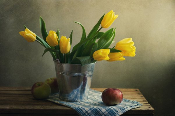Anna Nemoy (xaomena), Bodegón con tulipanes amarillos y manzanas, Papel  fotográfico en venta en Pamono
