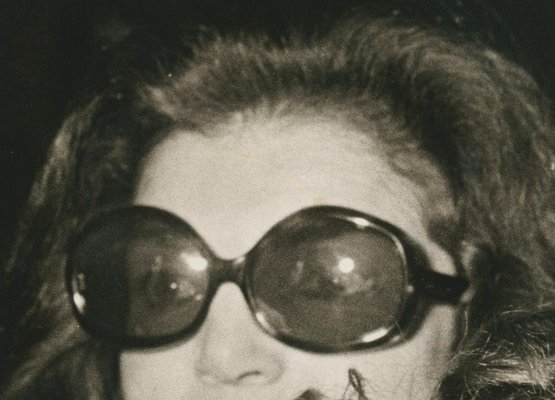 Fotografia di Jackie Kennedy con occhiali da sole, anni '70 in vendita su  Pamono
