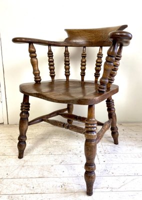 Antique English Elm Wood Windsor Captains Chair 1900s for sale at