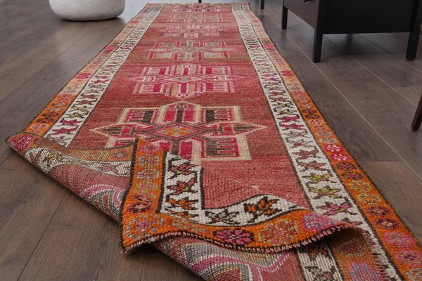 https://cdn20.pamono.com/p/g/1/2/1283017_fco67ysp0c/vintage-turkish-oushak-handwoven-red-wool-runner-rug-3.jpg