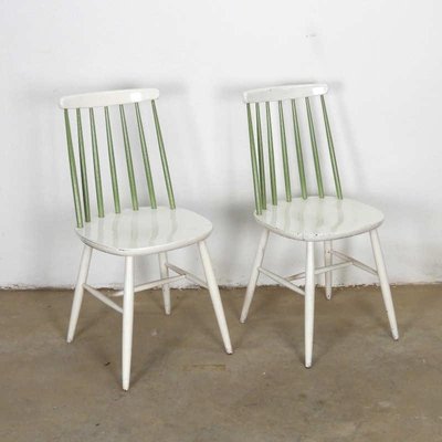 Vintage White Spile Chairs Set Of 2, White Vintage Wood Dining Chairs