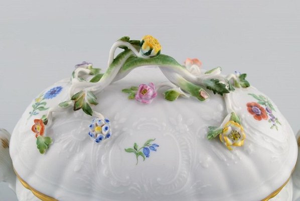 Meissen Porzellan Deckelterrine mit handbemalten Blumen und Goldrand bei Pamono kaufen