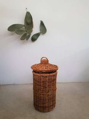 https://cdn20.pamono.com/p/g/1/3/1303995_77sppkzdkv/large-italian-hand-woven-willow-basket-with-lid-1950s-1.jpg