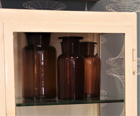 Vieille armoire à pharmacie murale en métal - Label Emmaüs