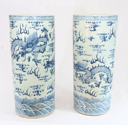 Portaombrelli vintage in porcellana blu e bianca, Cina, set di 2 in vendita  su Pamono