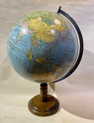 https://cdn20.pamono.com/p/g/1/3/1312999_upz3lpappf/vintage-rotatable-world-globe-4.jpg