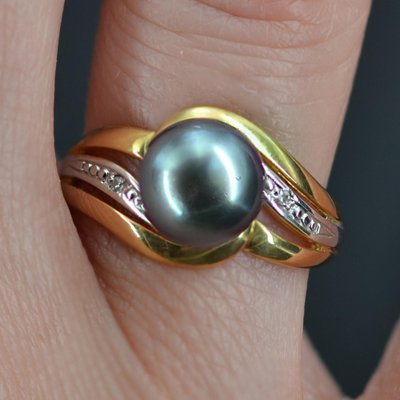 Modern Ring in 18 Karat Yellow Gold with Tahitian Pearl and