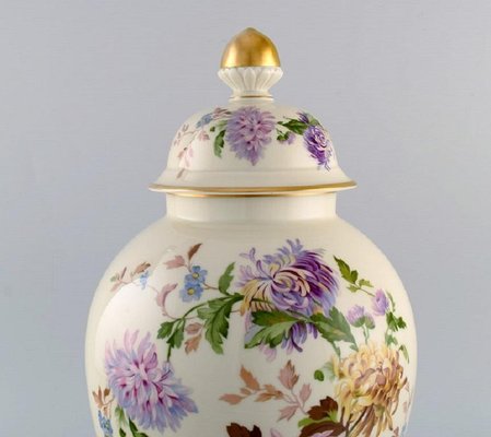 Große Vase mit Deckel aus cremefarbenem Porzellan