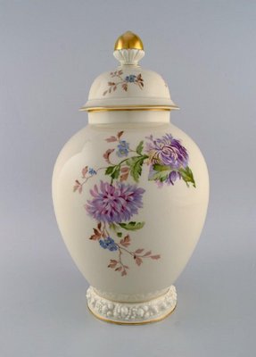 Große Vase mit Deckel aus cremefarbenem Porzellan