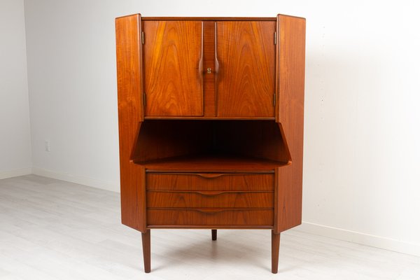 faktureres Skim tage Vintage Danish Teak Corner Cabinet with Dry Bar, 1960s for sale at Pamono