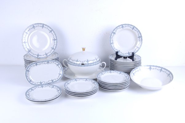 https://cdn20.pamono.com/p/g/1/3/1328758_yx2yi0v9ju/service-a-vaisselle-pour-12-personnes-en-ceramique-de-bavaria-seltmann-blun-set-de-40-1.jpg