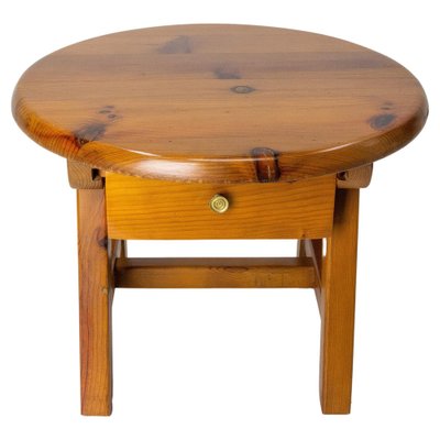 Round pine cheap coffee table