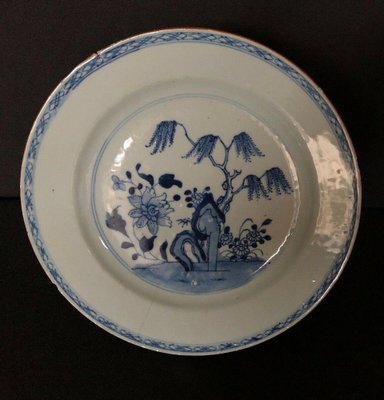 Plato chino antiguo de porcelana con flores azules y blancas