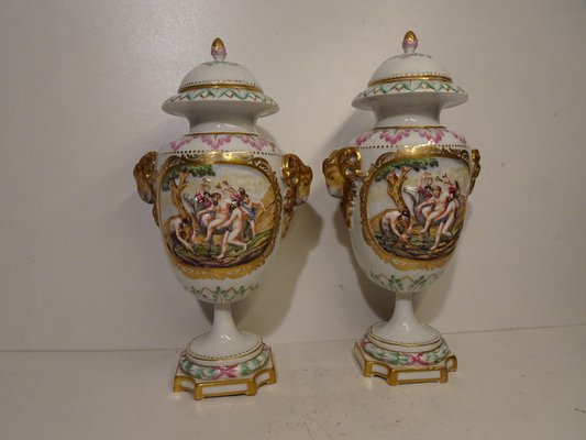 Antike Urnenvasen aus Porzellan mit Deckel von Capodimonte, Italien, 19. Jh., 2er Set bei Pamono kaufen