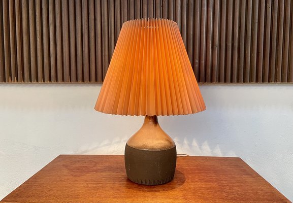 Lampada da tavolo Studio in ceramica, Danimarca, anni '60 in vendita su  Pamono