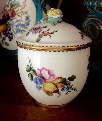 Antike Zuckerdose aus Porzellan von Sevres, 1766 bei Pamono kaufen
