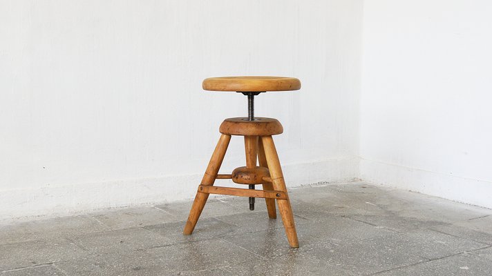 https://cdn20.pamono.com/p/g/1/3/1352032_cofd222gft/antique-french-adjustable-stool-in-wood-2.jpg
