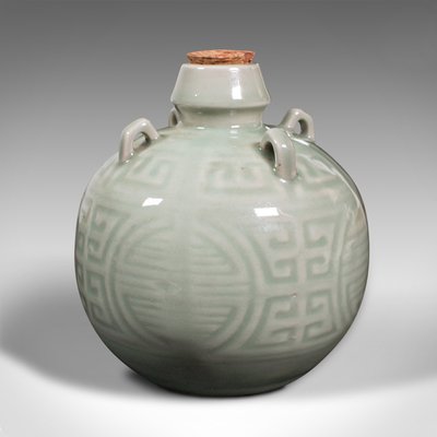 https://cdn20.pamono.com/p/g/1/3/1362336_jyj5d9i3vp/pichet-verseur-antique-en-ceramique-celadon-chine-1.jpg