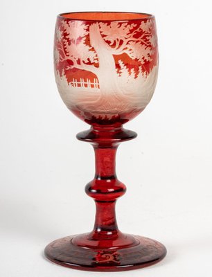 https://cdn20.pamono.com/p/g/1/3/1362545_085pmzi386/vasos-y-jarra-bohemios-de-cristal-rojo-siglo-xix-juego-de-8-imagen-3.jpg