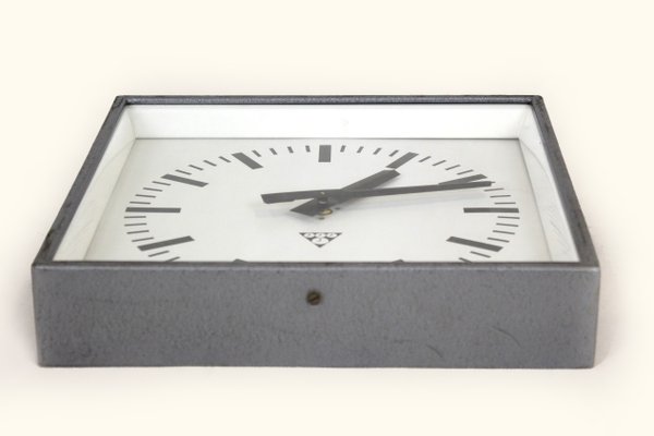 cobija Ártico Profesor de escuela Reloj de ferrocarril industrial cuadrado de Pragotron, años 80 en venta en Pamono cobija Ártico Profesor de escuela Reloj de ferrocarril industrial cuadrado de Pragotron, años 80 en venta en Pamono