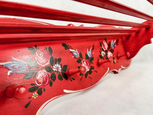 Perchero austriaco de pared tallado a mano anos 60 en venta en Pamono