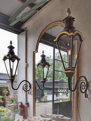 Lanterne da parete grandi in rame con bracci in ferro battuto, Paesi Bassi,  set di 2 in vendita su Pamono