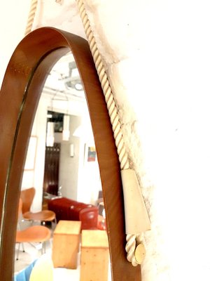 Specchio ovale con cornice in legno, Italia, anni '60 in vendita su