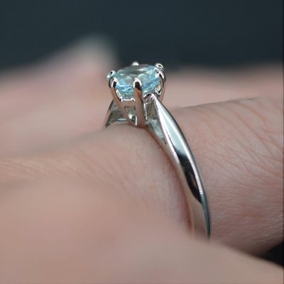 Anillo solitario de oro blanco de 18 kt en aguamarina a os 70 en