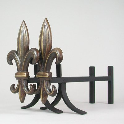 https://cdn20.pamono.com/p/g/1/3/1388198_nshd1ikrp9/art-deco-fleur-de-lys-bronze-fireplace-andirons-france-1920s-set-of-2-8.jpg