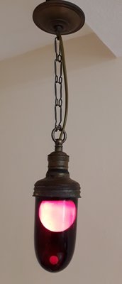 Kleine Laborlampe mit Messinghalterung & dunkelrotem Glasschirm, 1920er bei  Pamono kaufen