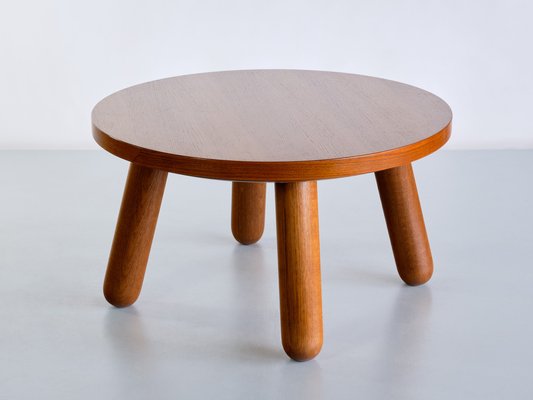 Runder Couchtisch aus Eiche von Otto Færge, Dänemark, 1940er bei Pamono kaufen