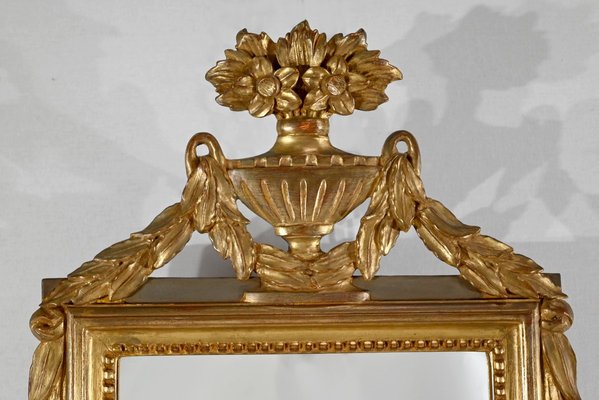 Kleiner Spiegel mit goldenem Holzrahmen im Louis XVI Stil, frühes